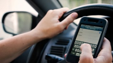 Un tânăr din Constanţa plănuieşte să atace plata prin SMS pentru parcare în instanţă!
